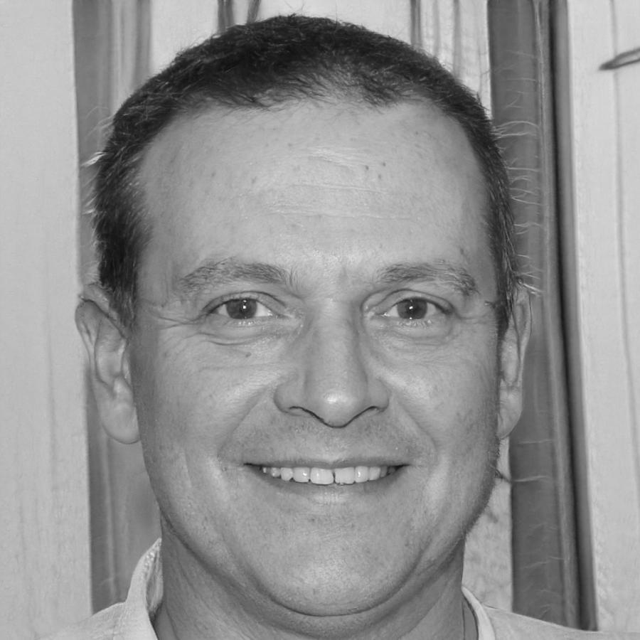 Théophile Bergeron dans son bureau, consultant des documents d'assurance